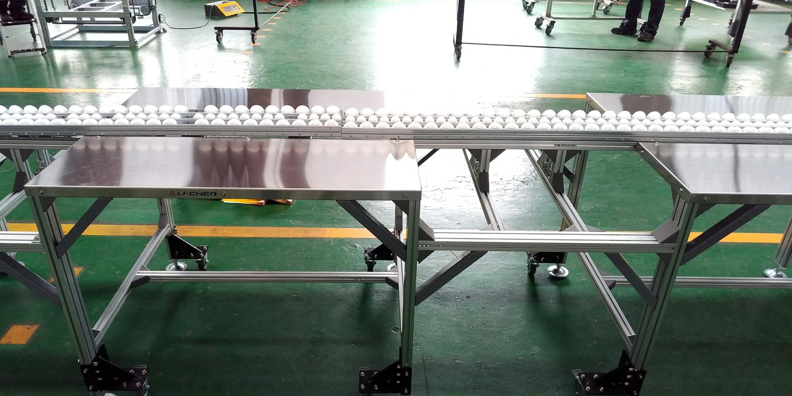 無動力福來輪式輸送帶工作桌 | Unpowered Wheeled Work Table