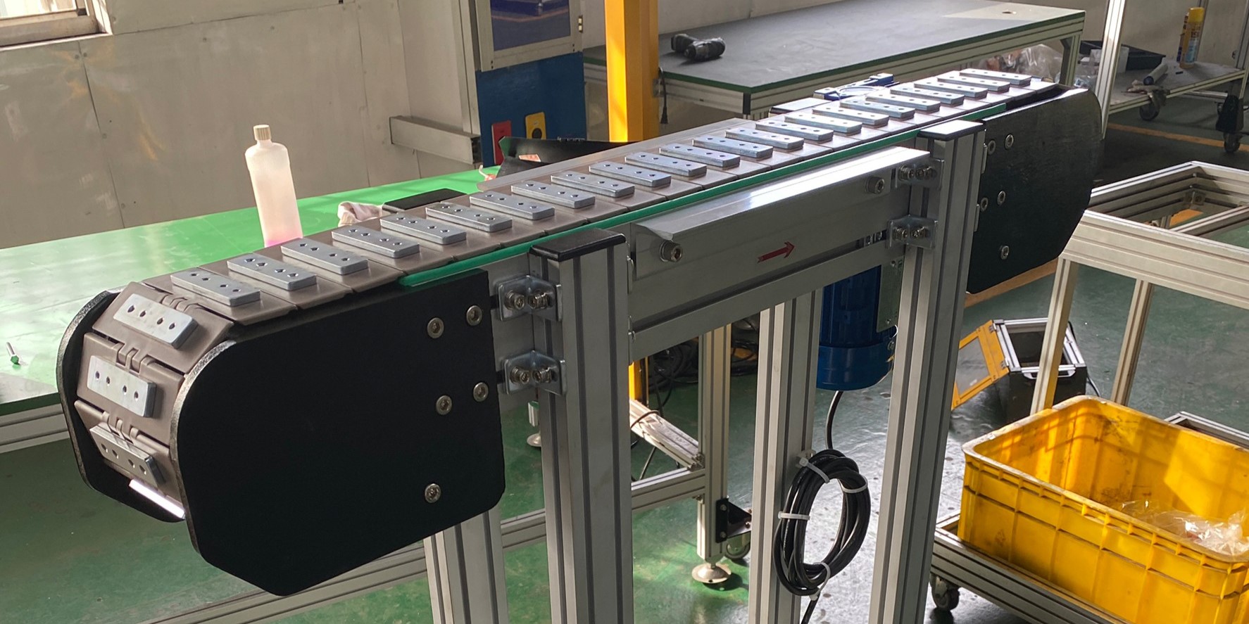 頂板帶特殊治具輸送機輸送帶 | Slat Top Chain with Fixture-Based Conveyor