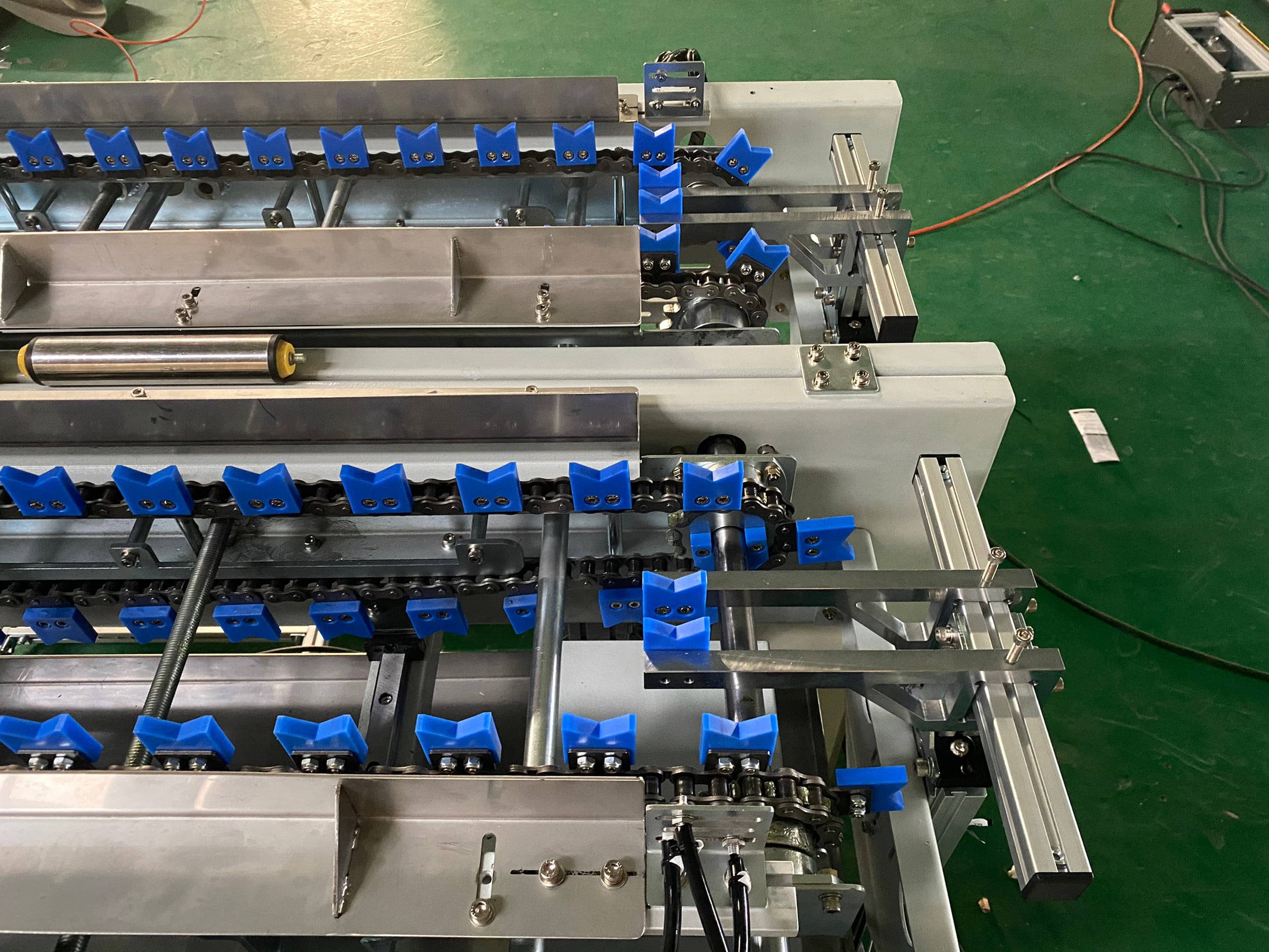 雙鍊條治具輸送機-麗晨輸送機自動化設備公司