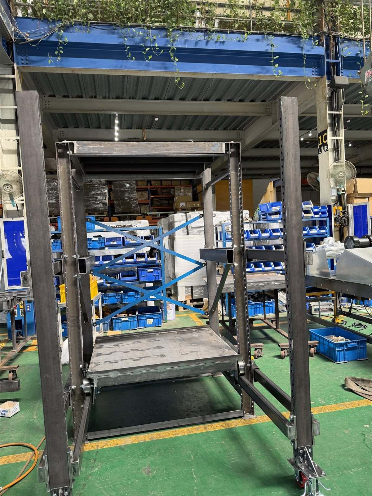 抽屜式模具架面板沿滾輪拉出架體外，方便天車垂直吊掛