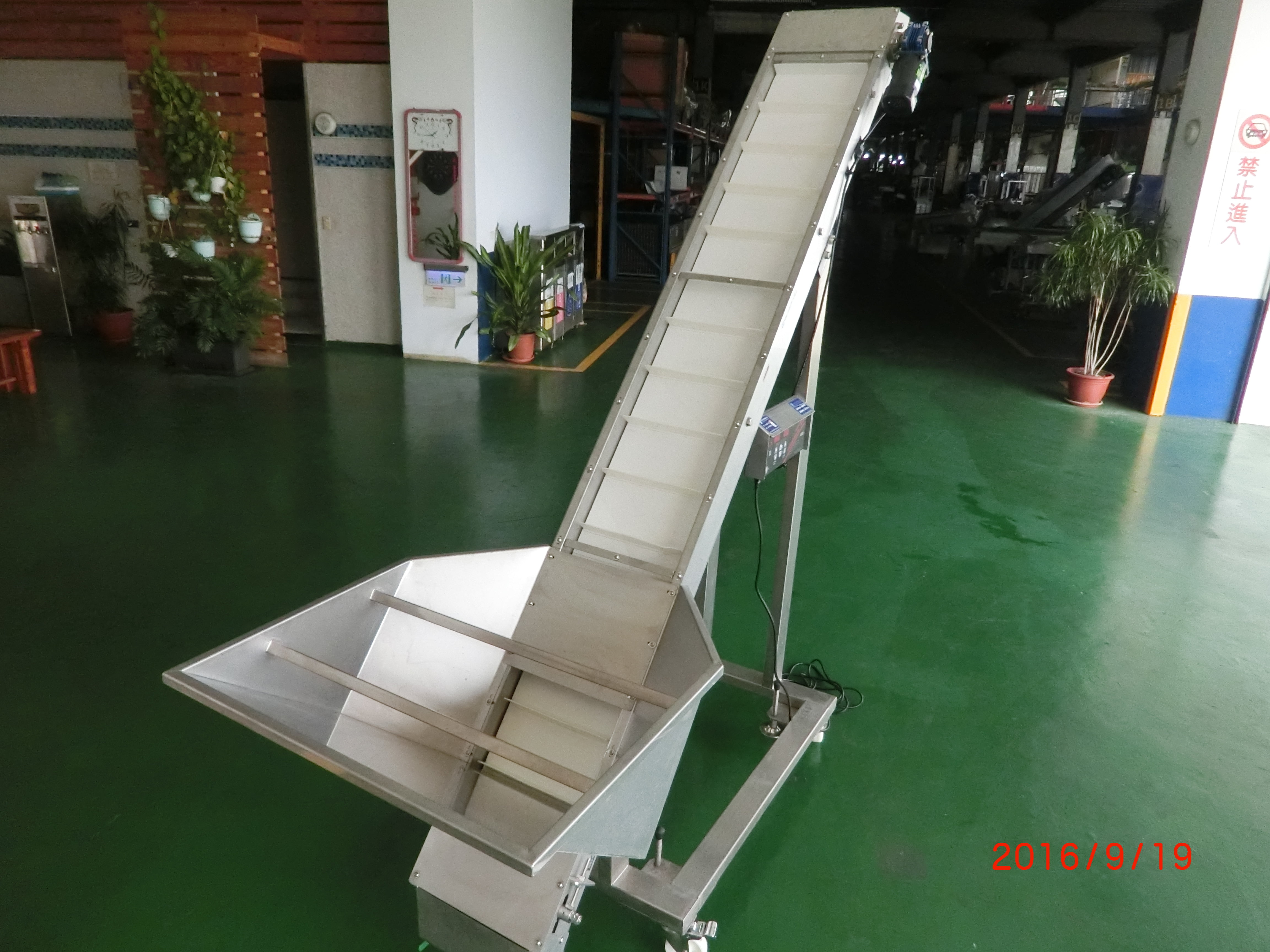 Stainless steel climbing conveyor