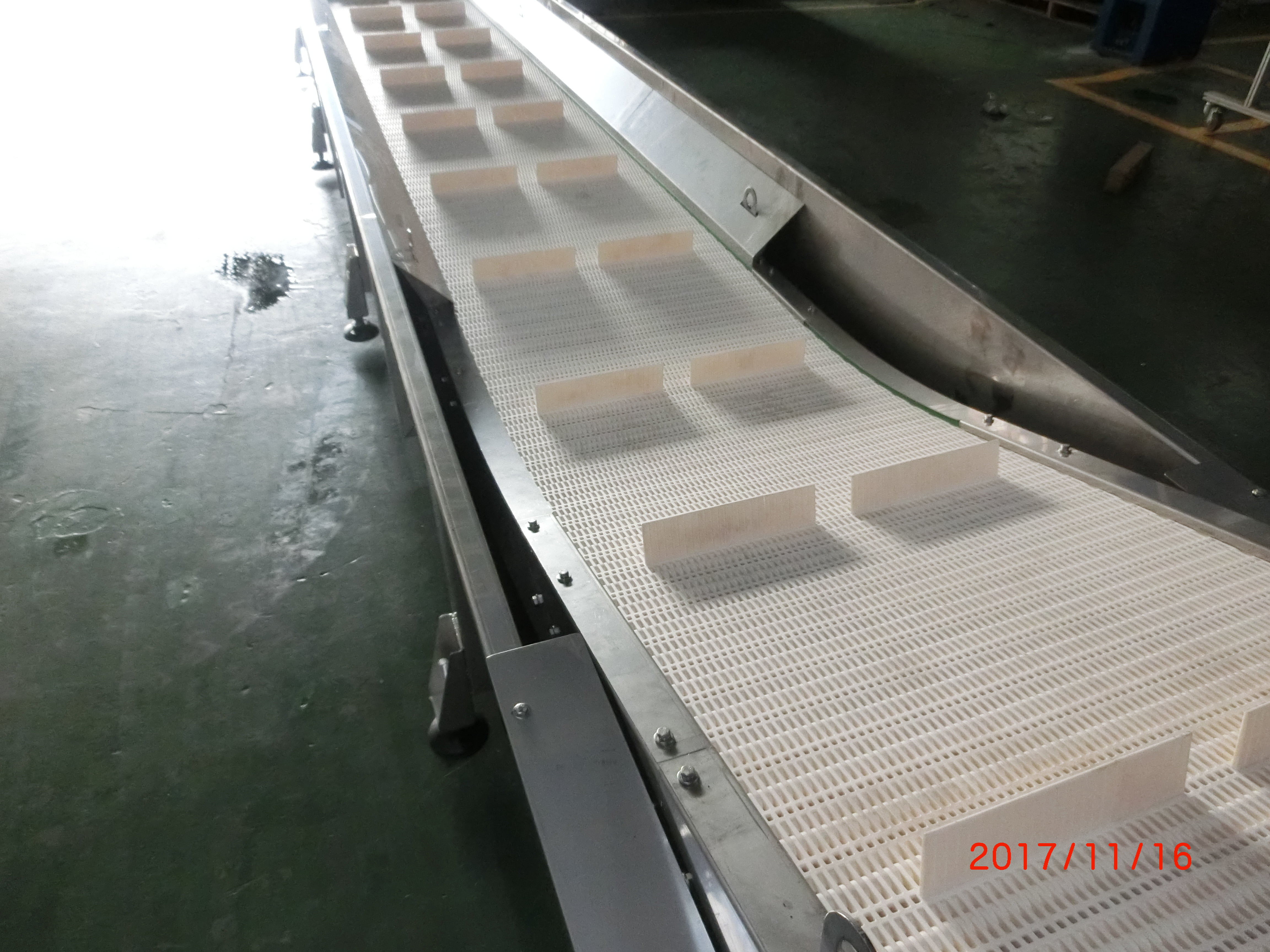 Stainless steel plastic plate water immersion conveyor