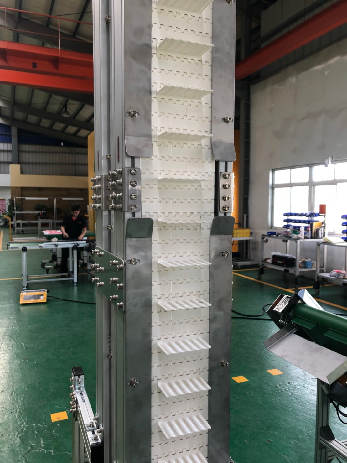 Plastic plate with vertical conveyor -Lichen Conveyor Automatic Equipment Co., Ltd.