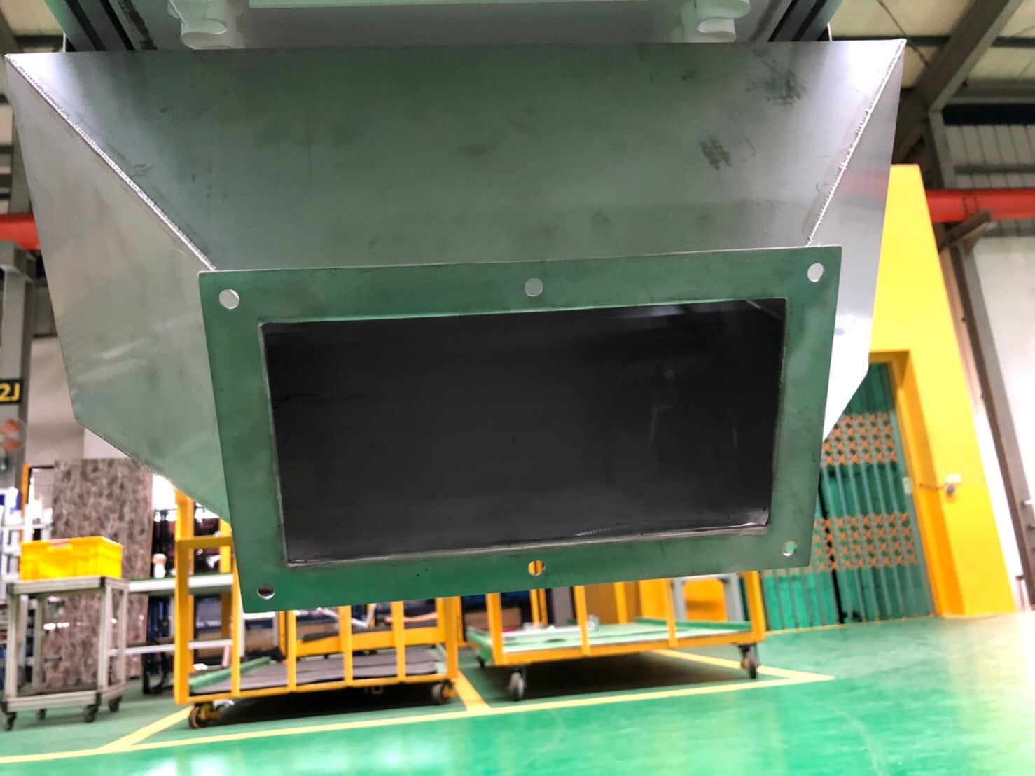 鋁擠型爬坡式含料斗輸送機-麗晨輸送機自動化設備公司