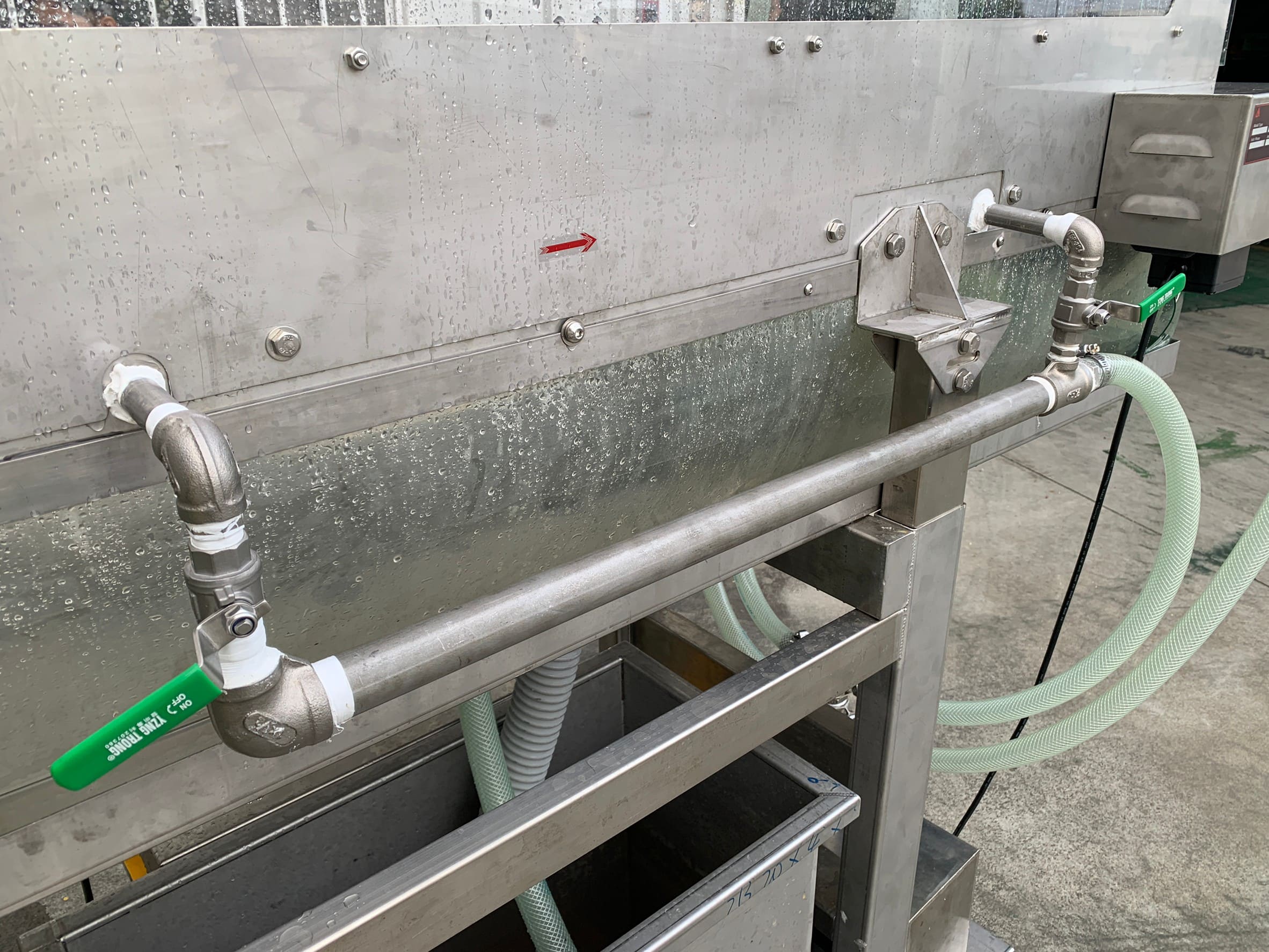 Sprinkler Stainless Steel Conveyor Equipped With Plastic Net-Lichen Conveyor Automatic Equipment Co., Ltd.