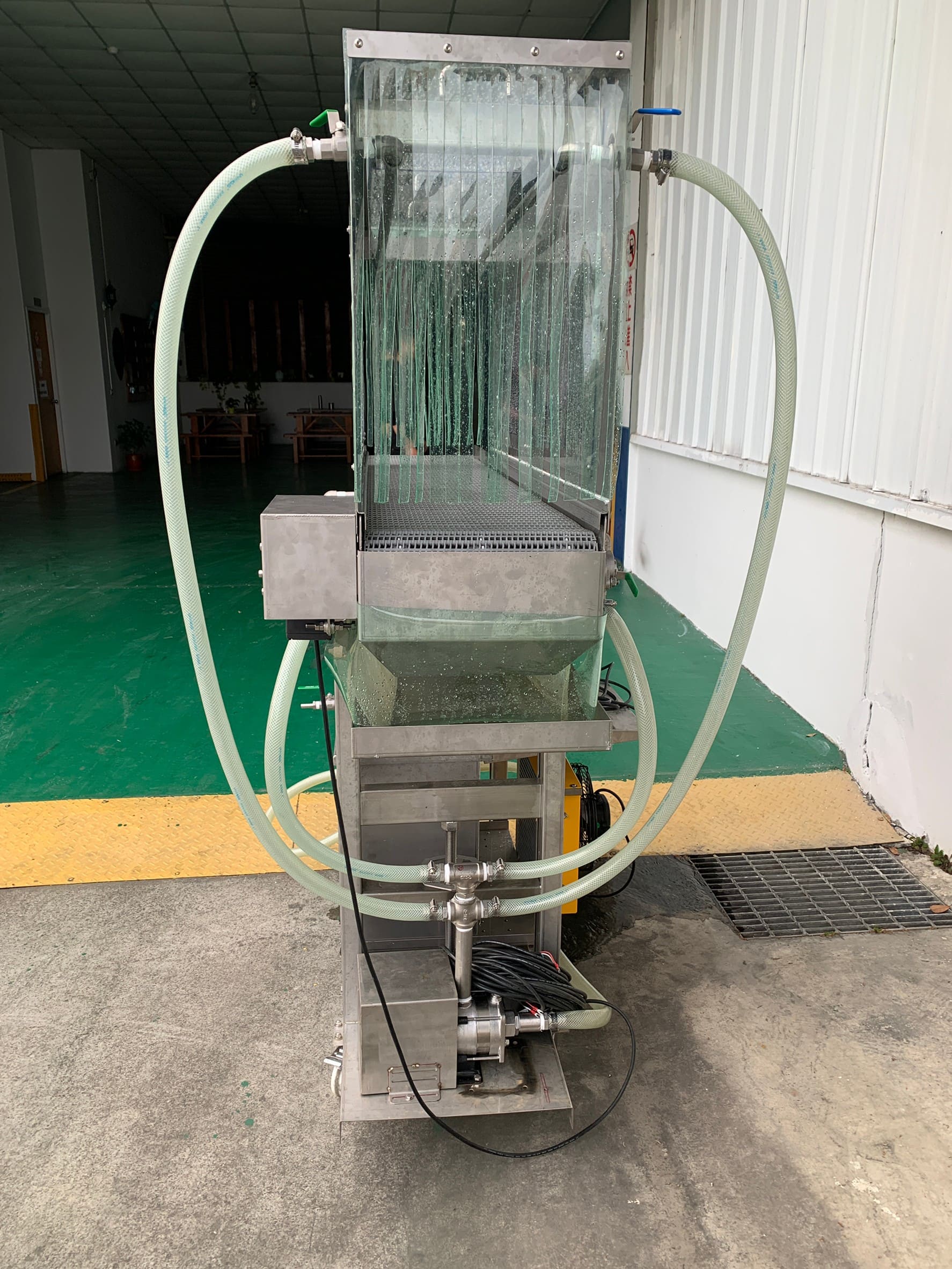 Sprinkler Stainless Steel Conveyor Equipped With Plastic Net-Lichen Conveyor Automatic Equipment Co., Ltd.