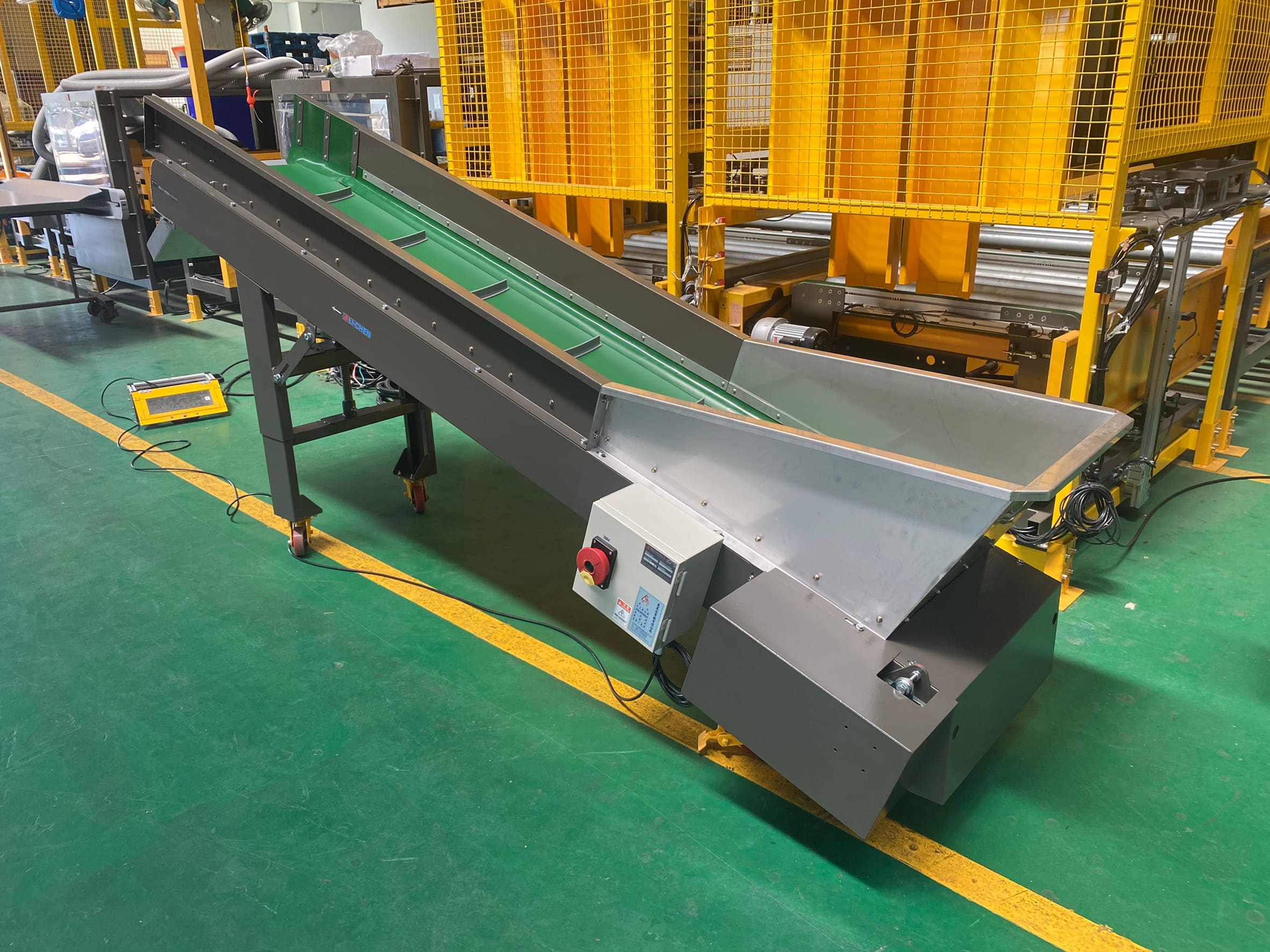 鋼板料斗型皮帶爬坡輸送機-麗晨輸送機自動化設備公司