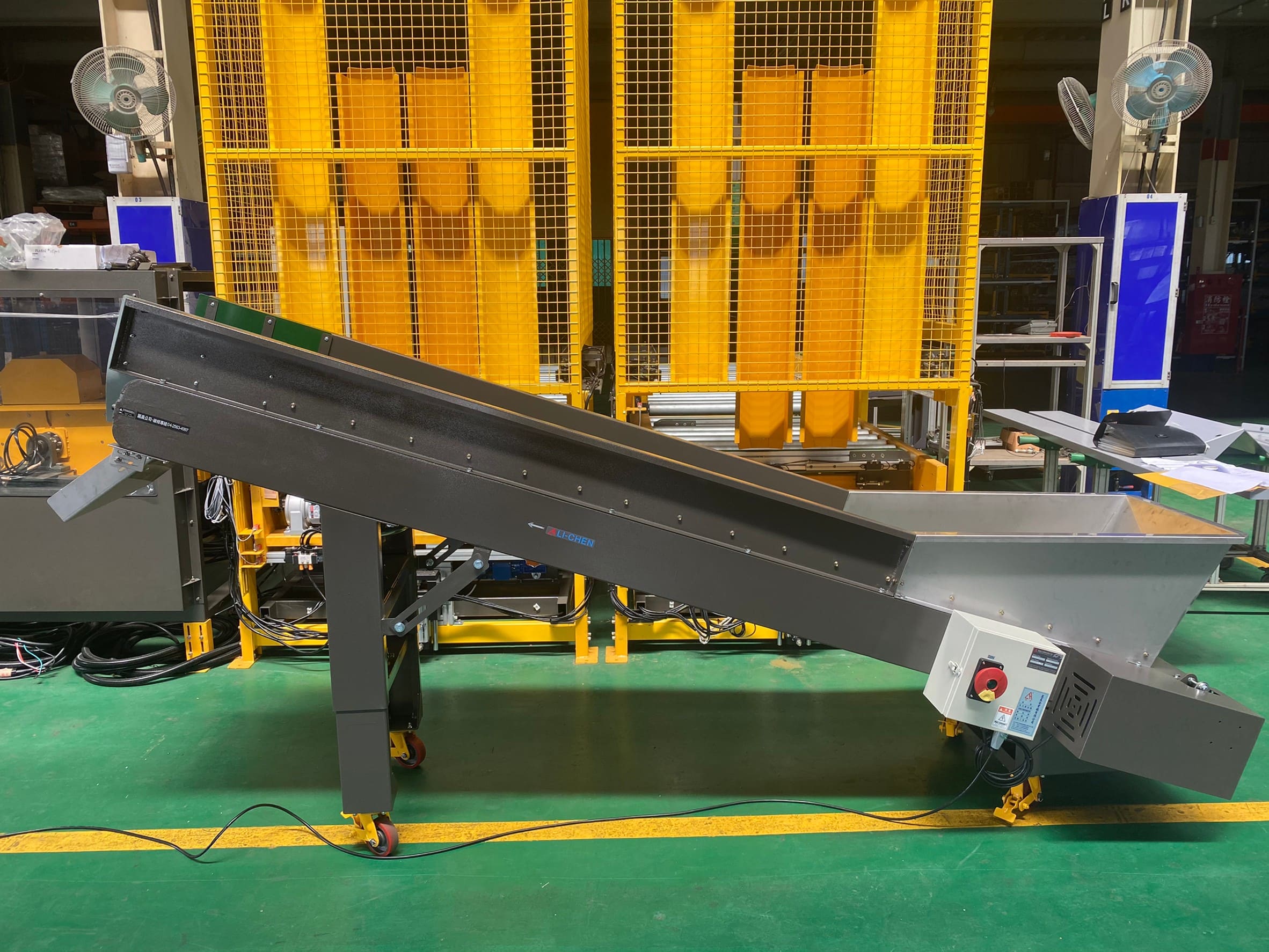 鋼板料斗型皮帶爬坡輸送機-麗晨輸送機自動化設備公司